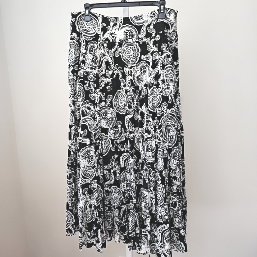 Jones New York Sport size 8 skirt. Floral print.